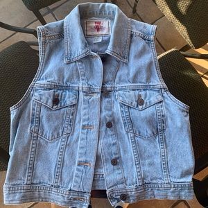 Size medium Levi’s light wash denim vest.